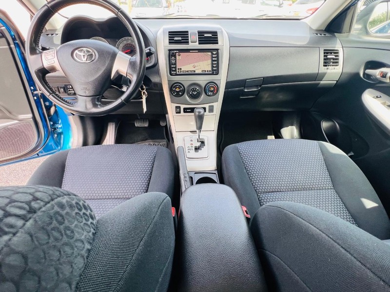 Toyota Corolla Vehicle Full-screen Gallery Image 24