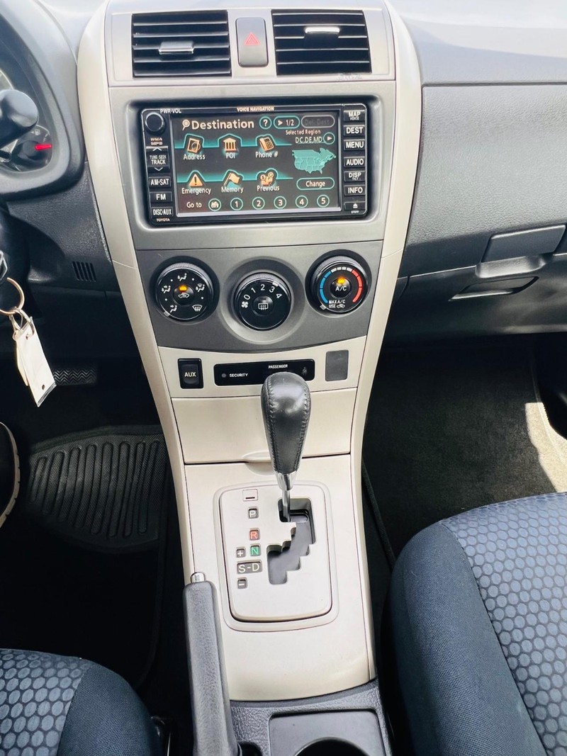 Toyota Corolla Vehicle Full-screen Gallery Image 31