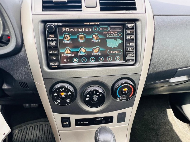 Toyota Corolla Vehicle Full-screen Gallery Image 34