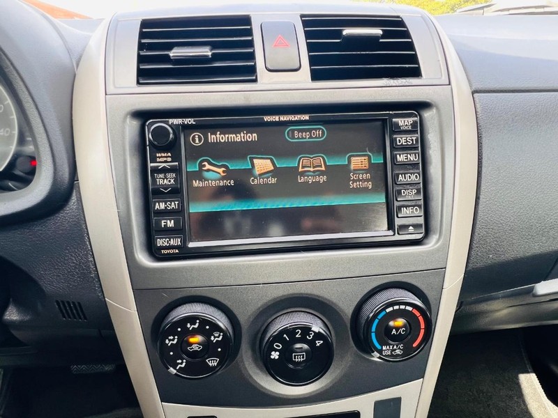 Toyota Corolla Vehicle Full-screen Gallery Image 35