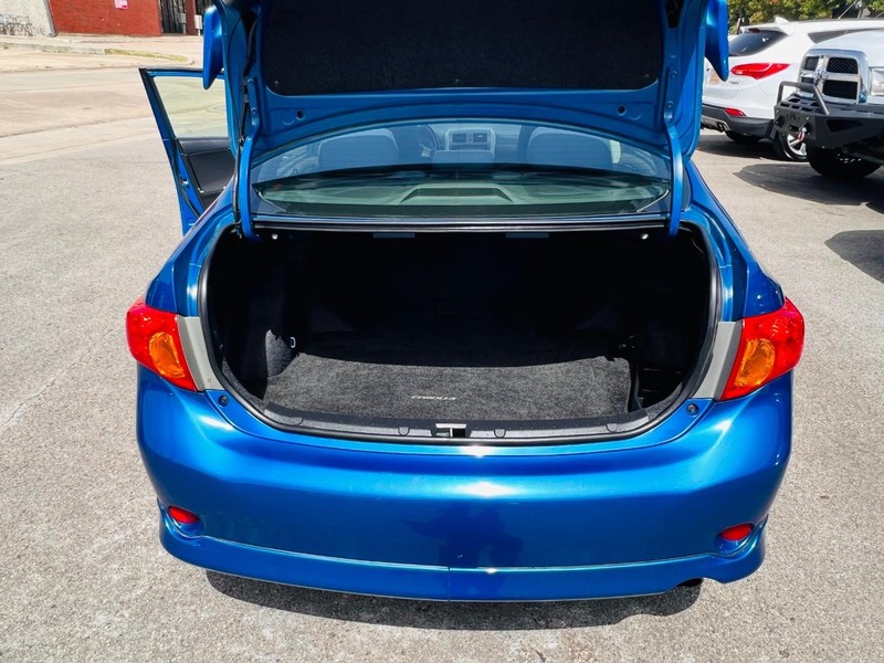 Toyota Corolla Vehicle Full-screen Gallery Image 39