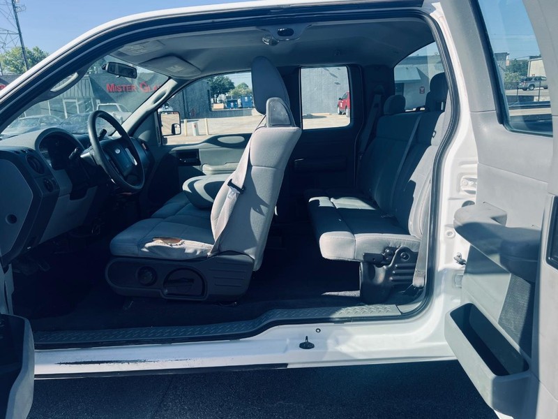 Ford F-150 Vehicle Full-screen Gallery Image 15