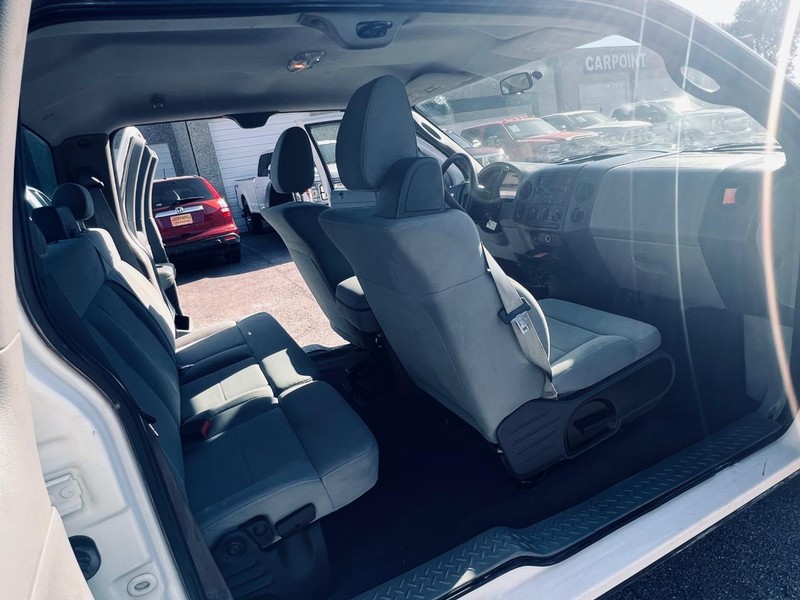 Ford F-150 Vehicle Full-screen Gallery Image 16