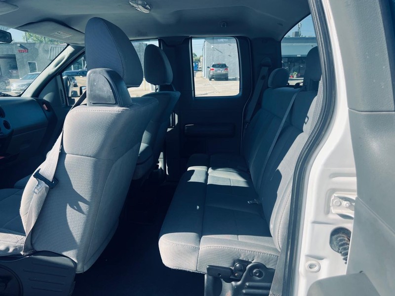 Ford F-150 Vehicle Full-screen Gallery Image 18