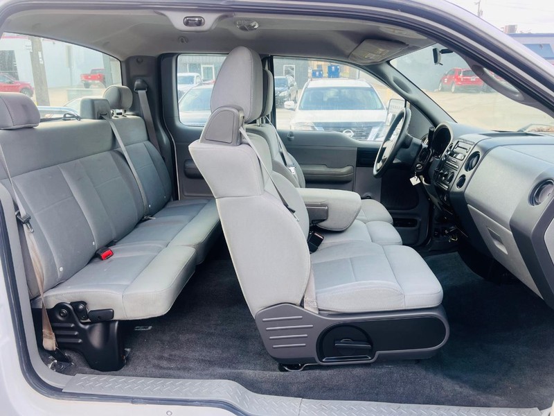 Ford F-150 Vehicle Full-screen Gallery Image 22