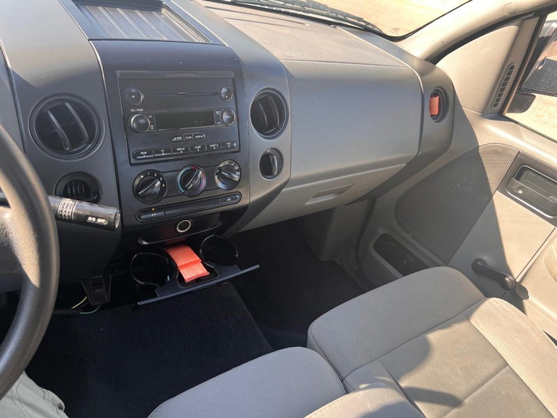 Ford F-150 Vehicle Full-screen Gallery Image 24