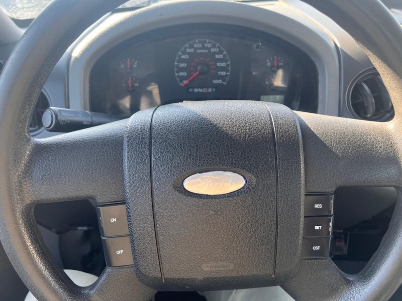 Ford F-150 Vehicle Full-screen Gallery Image 26