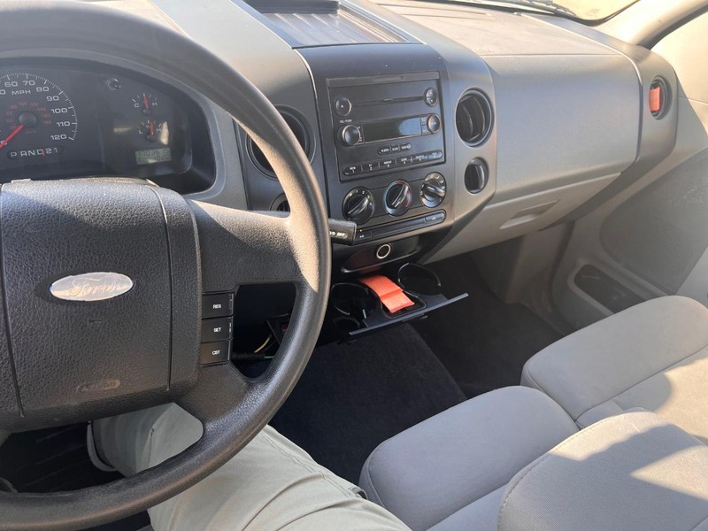 Ford F-150 Vehicle Full-screen Gallery Image 27