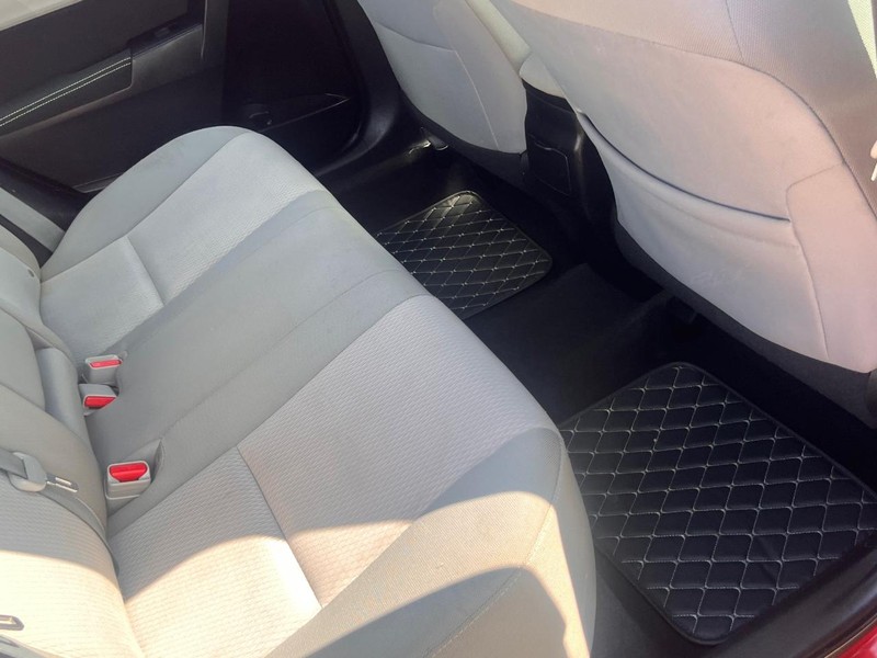 Toyota Corolla Vehicle Full-screen Gallery Image 35