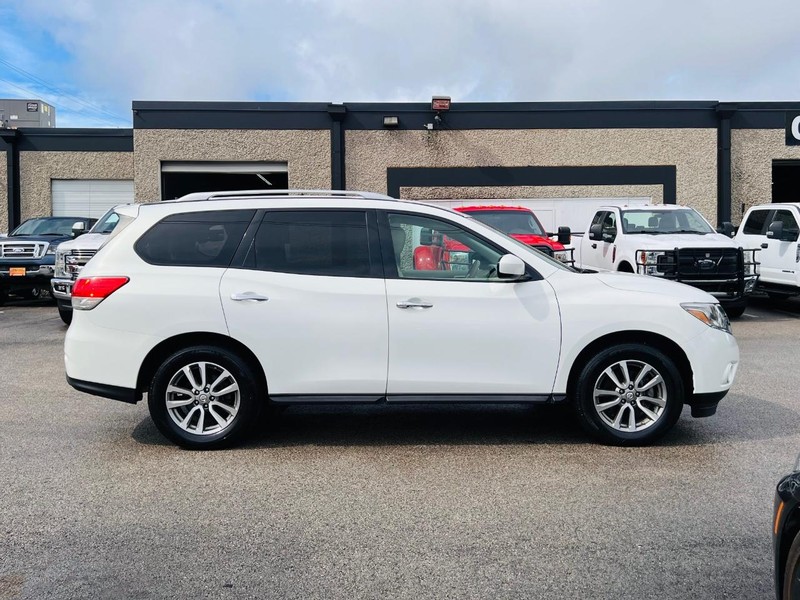 Nissan Pathfinder Vehicle Full-screen Gallery Image 5