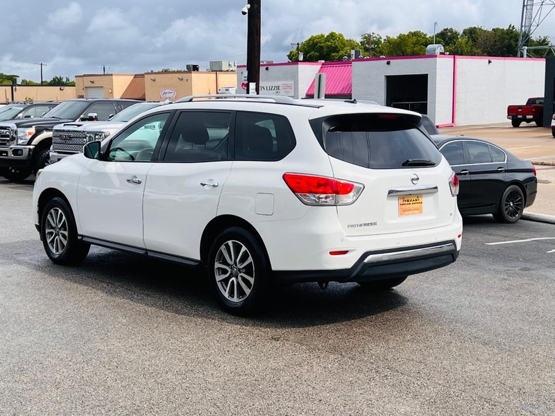 Nissan Pathfinder Vehicle Full-screen Gallery Image 8