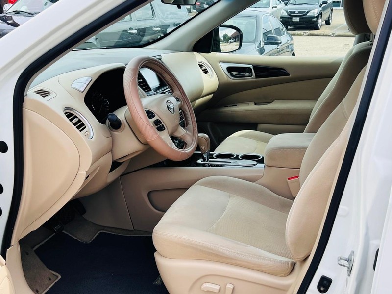 Nissan Pathfinder Vehicle Full-screen Gallery Image 9