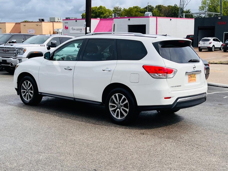 Nissan Pathfinder Vehicle Full-screen Gallery Image 11