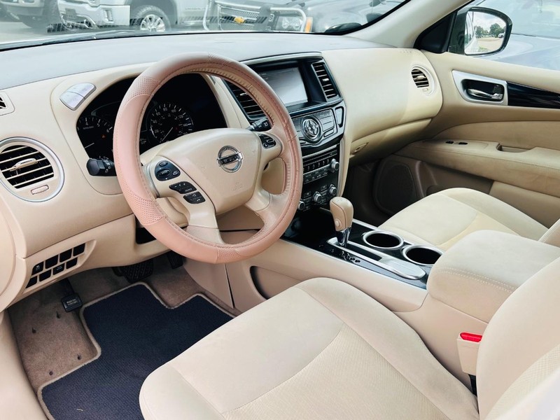 Nissan Pathfinder Vehicle Full-screen Gallery Image 12