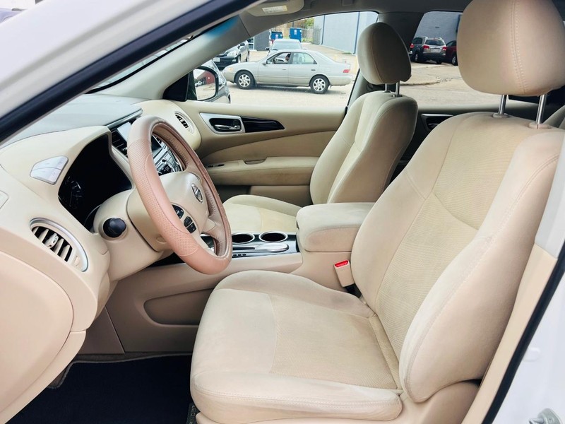 Nissan Pathfinder Vehicle Full-screen Gallery Image 13