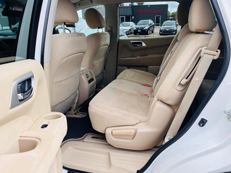 Nissan Pathfinder Vehicle Full-screen Gallery Image 14