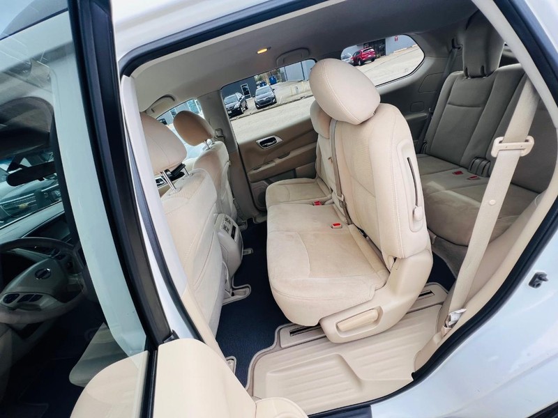 Nissan Pathfinder Vehicle Full-screen Gallery Image 17