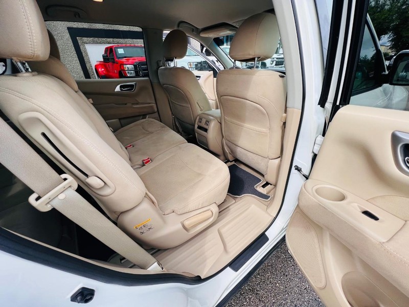 Nissan Pathfinder Vehicle Full-screen Gallery Image 18