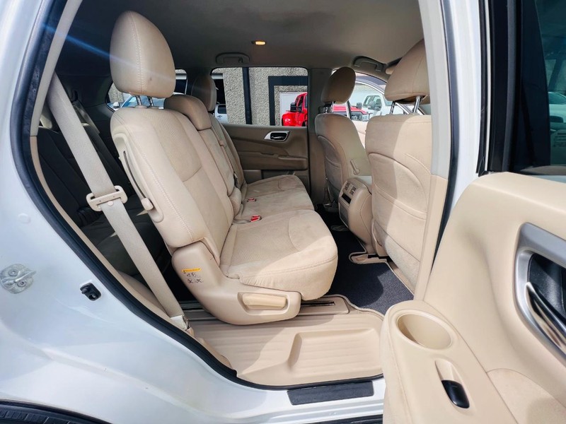 Nissan Pathfinder Vehicle Full-screen Gallery Image 19