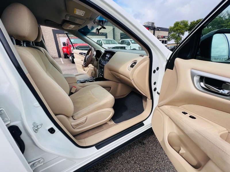 Nissan Pathfinder Vehicle Full-screen Gallery Image 21