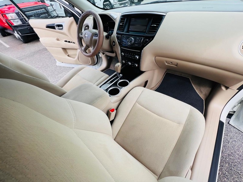 Nissan Pathfinder Vehicle Full-screen Gallery Image 22