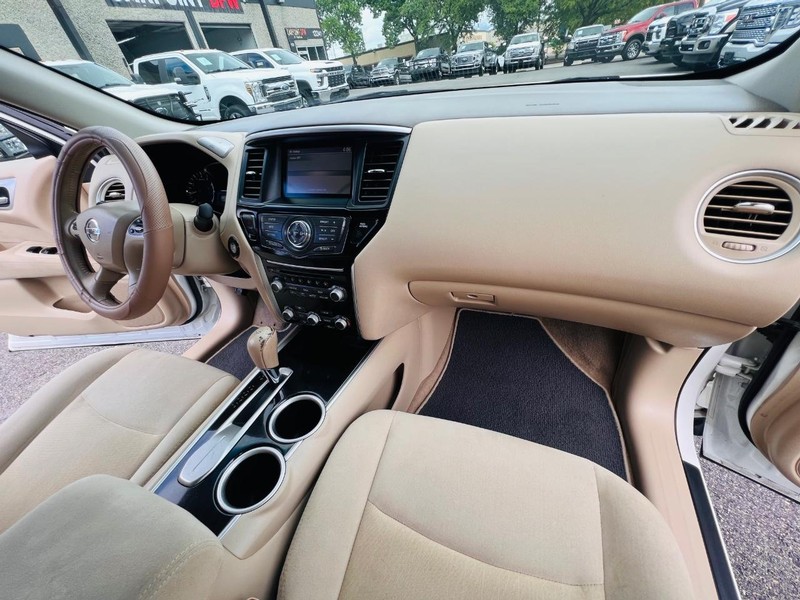 Nissan Pathfinder Vehicle Full-screen Gallery Image 25