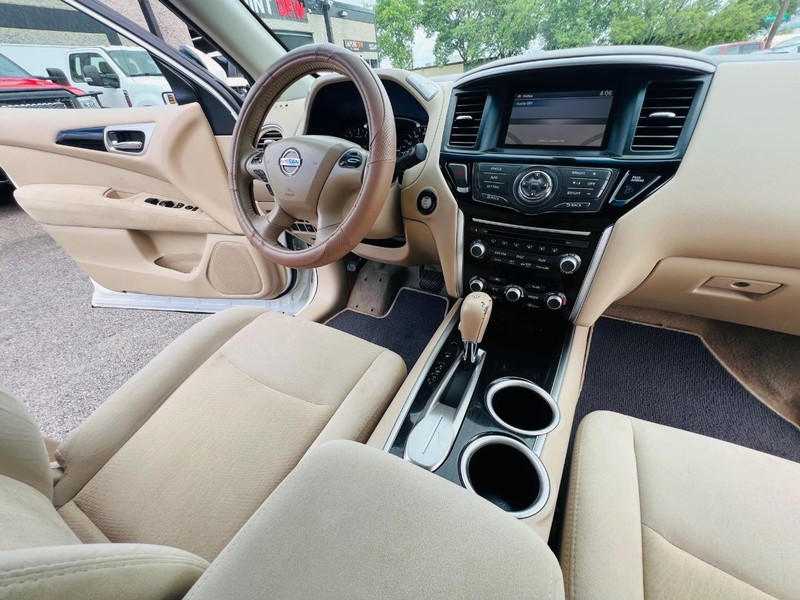 Nissan Pathfinder Vehicle Full-screen Gallery Image 26