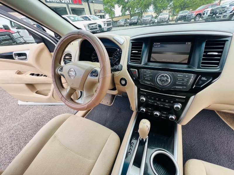 Nissan Pathfinder Vehicle Full-screen Gallery Image 27