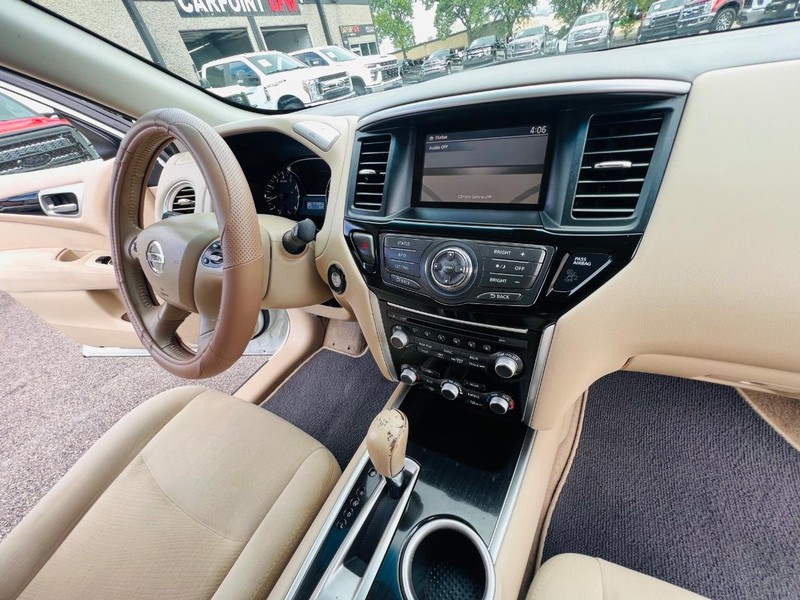 Nissan Pathfinder Vehicle Full-screen Gallery Image 28