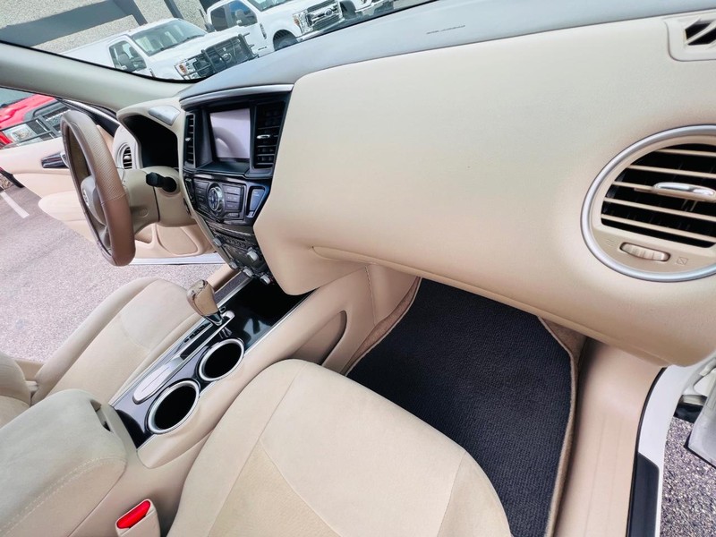 Nissan Pathfinder Vehicle Full-screen Gallery Image 29