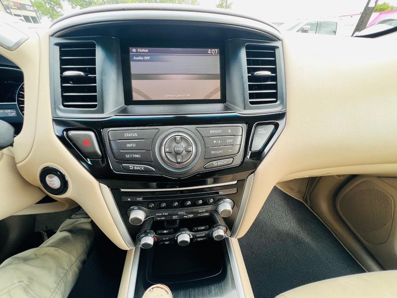 Nissan Pathfinder Vehicle Full-screen Gallery Image 30