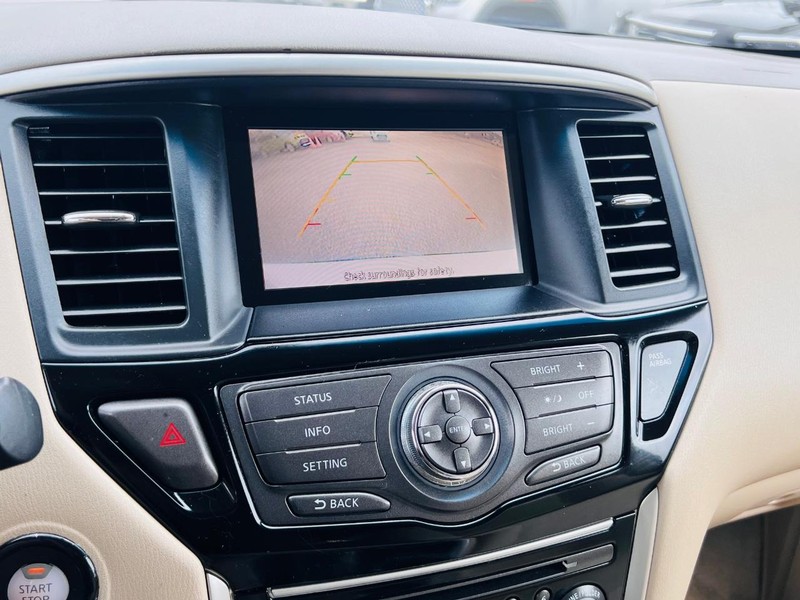 Nissan Pathfinder Vehicle Full-screen Gallery Image 31