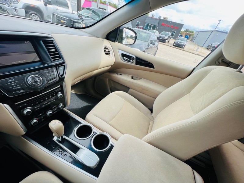 Nissan Pathfinder Vehicle Full-screen Gallery Image 32