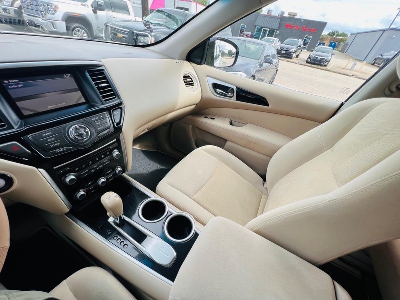 Nissan Pathfinder Vehicle Full-screen Gallery Image 33