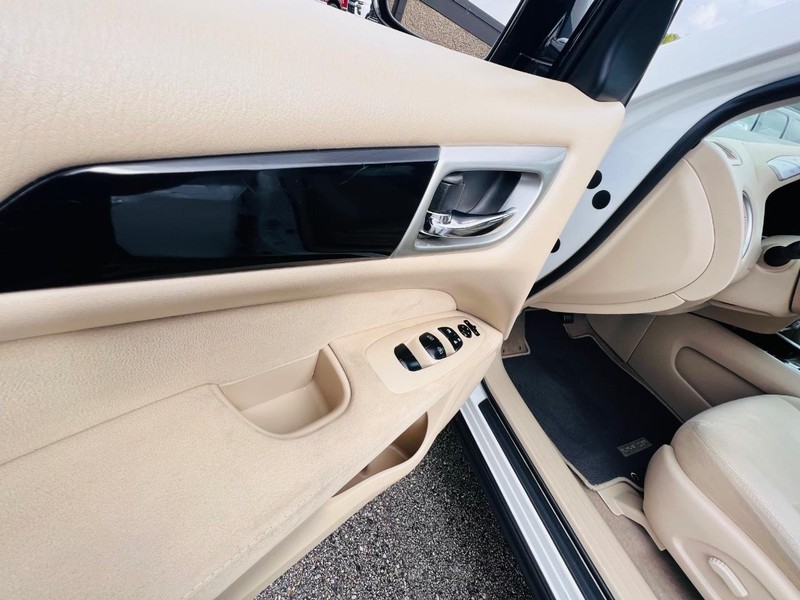 Nissan Pathfinder Vehicle Full-screen Gallery Image 36