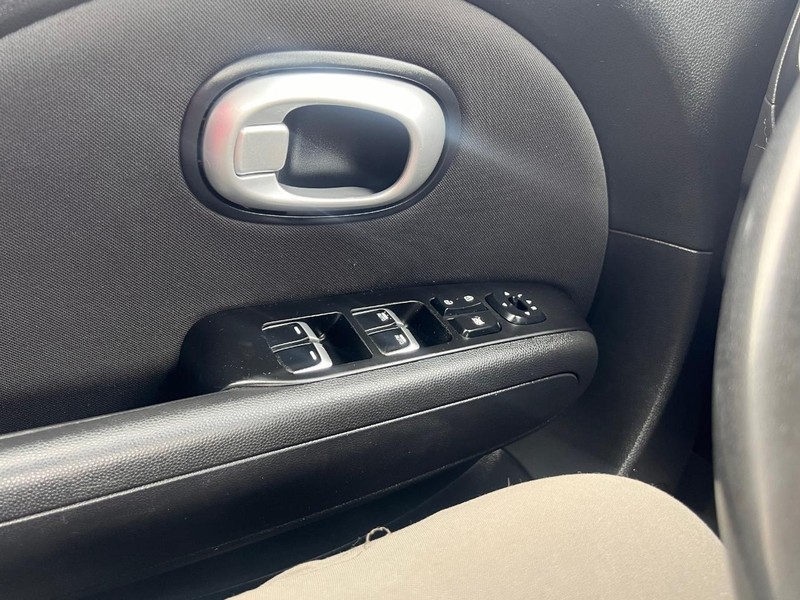 Kia Soul Vehicle Full-screen Gallery Image 37