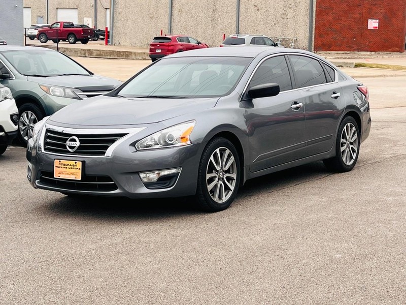 Nissan Altima Vehicle Full-screen Gallery Image 2