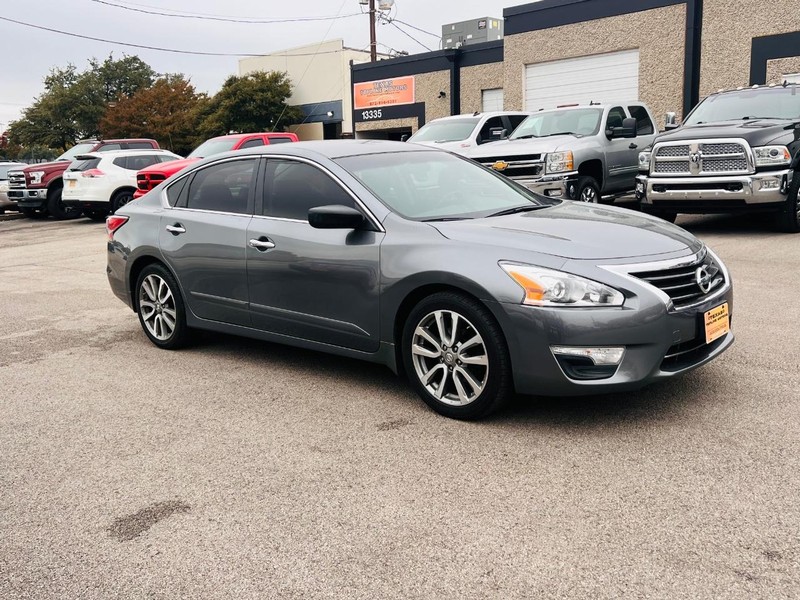 Nissan Altima Vehicle Full-screen Gallery Image 3