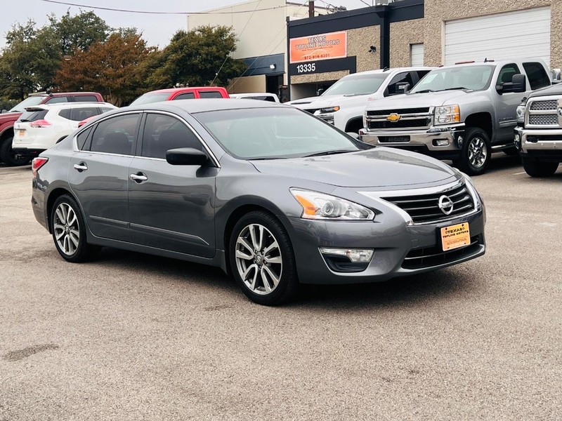 Nissan Altima Vehicle Full-screen Gallery Image 4