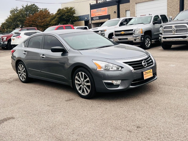 Nissan Altima Vehicle Full-screen Gallery Image 5