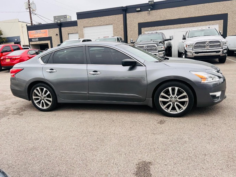 Nissan Altima Vehicle Full-screen Gallery Image 7