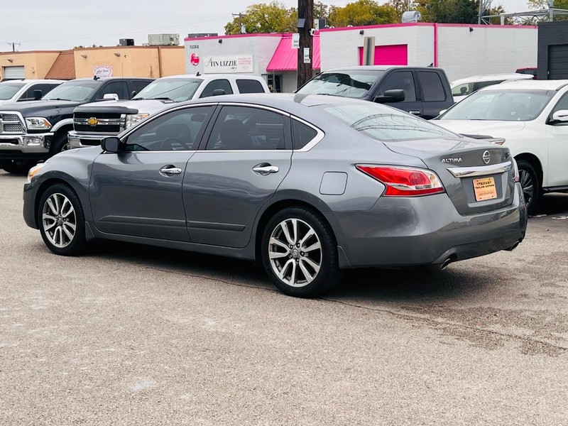 Nissan Altima Vehicle Full-screen Gallery Image 8