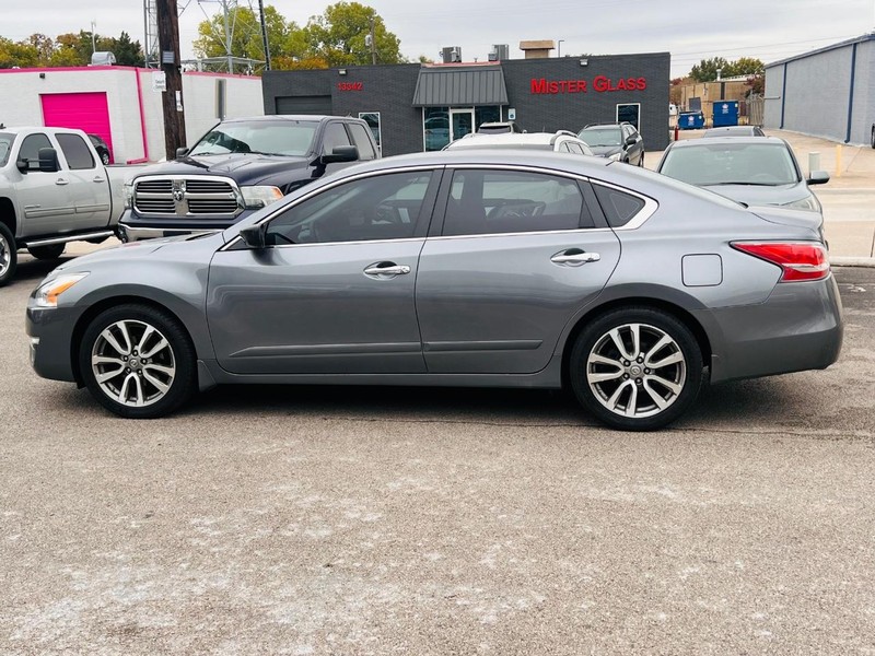 Nissan Altima Vehicle Full-screen Gallery Image 9