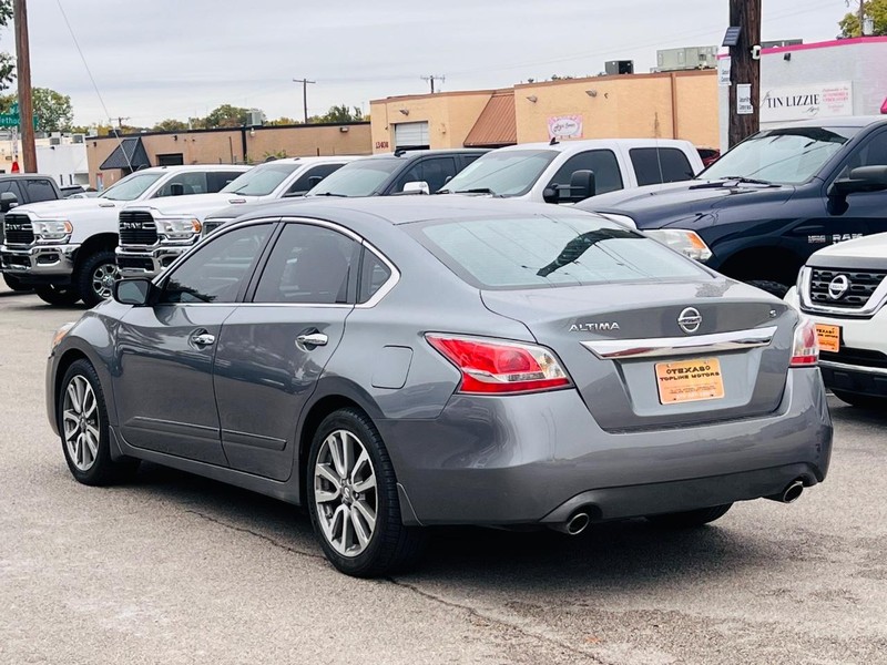 Nissan Altima Vehicle Full-screen Gallery Image 10