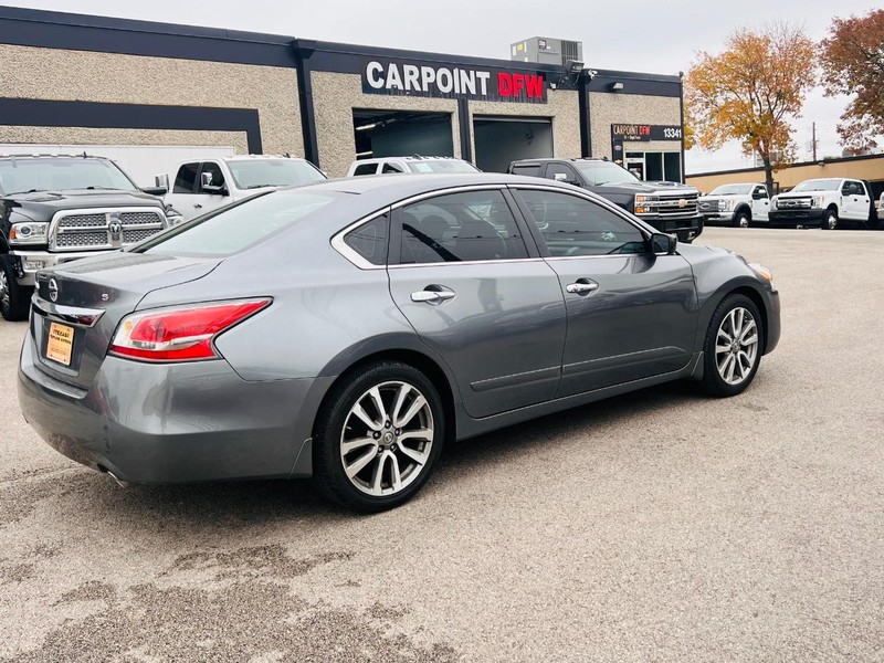 Nissan Altima Vehicle Full-screen Gallery Image 11