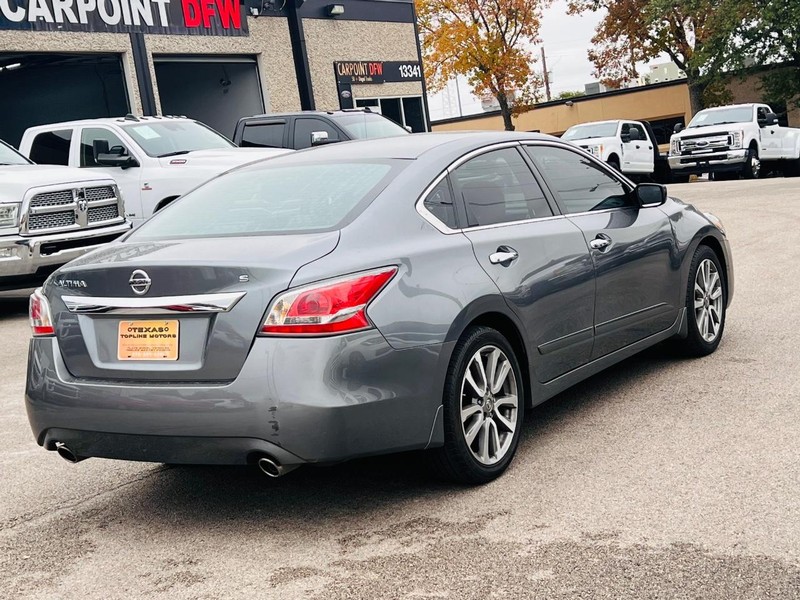 Nissan Altima Vehicle Full-screen Gallery Image 12