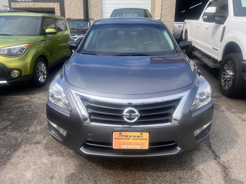 Nissan Altima Vehicle Full-screen Gallery Image 13