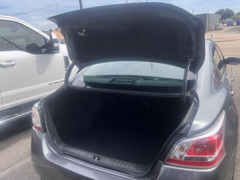 Nissan Altima Vehicle Full-screen Gallery Image 15