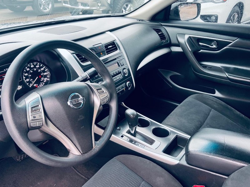 Nissan Altima Vehicle Full-screen Gallery Image 16