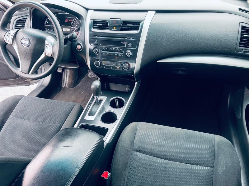 Nissan Altima Vehicle Full-screen Gallery Image 17